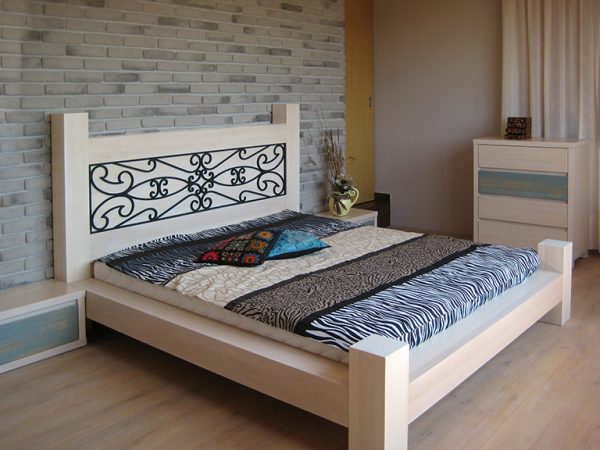 Customized furniture for your home: Custom-made solid wood
bedrooms.