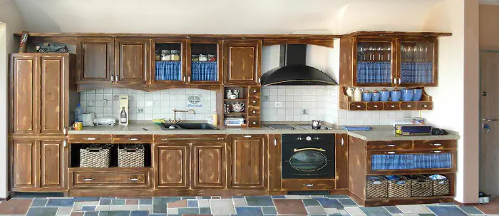 Kitchen Lilly – straight retro kitchen in aged brown pine, rattan baskets and built-in retro appliances, photo 1