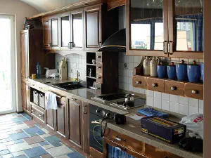 Kitchen Lilly – straight retro kitchen in aged brown pine, rattan baskets and built-in retro appliances, photo 3