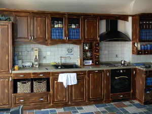 Kitchen Lilly – straight retro kitchen in aged brown pine, rattan baskets and built-in retro appliances, photo 5